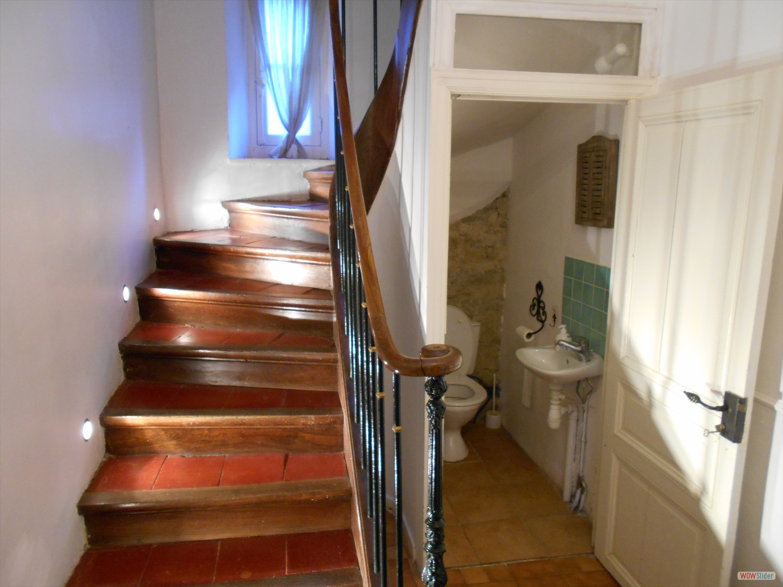 L'escalier avec un coin WC